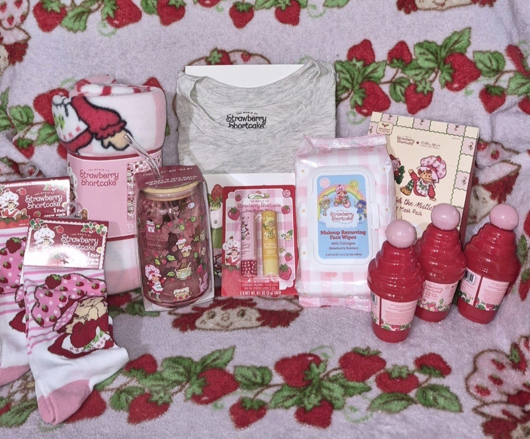New 11 piece Strawberry Shortcake Bundle Spa Day package