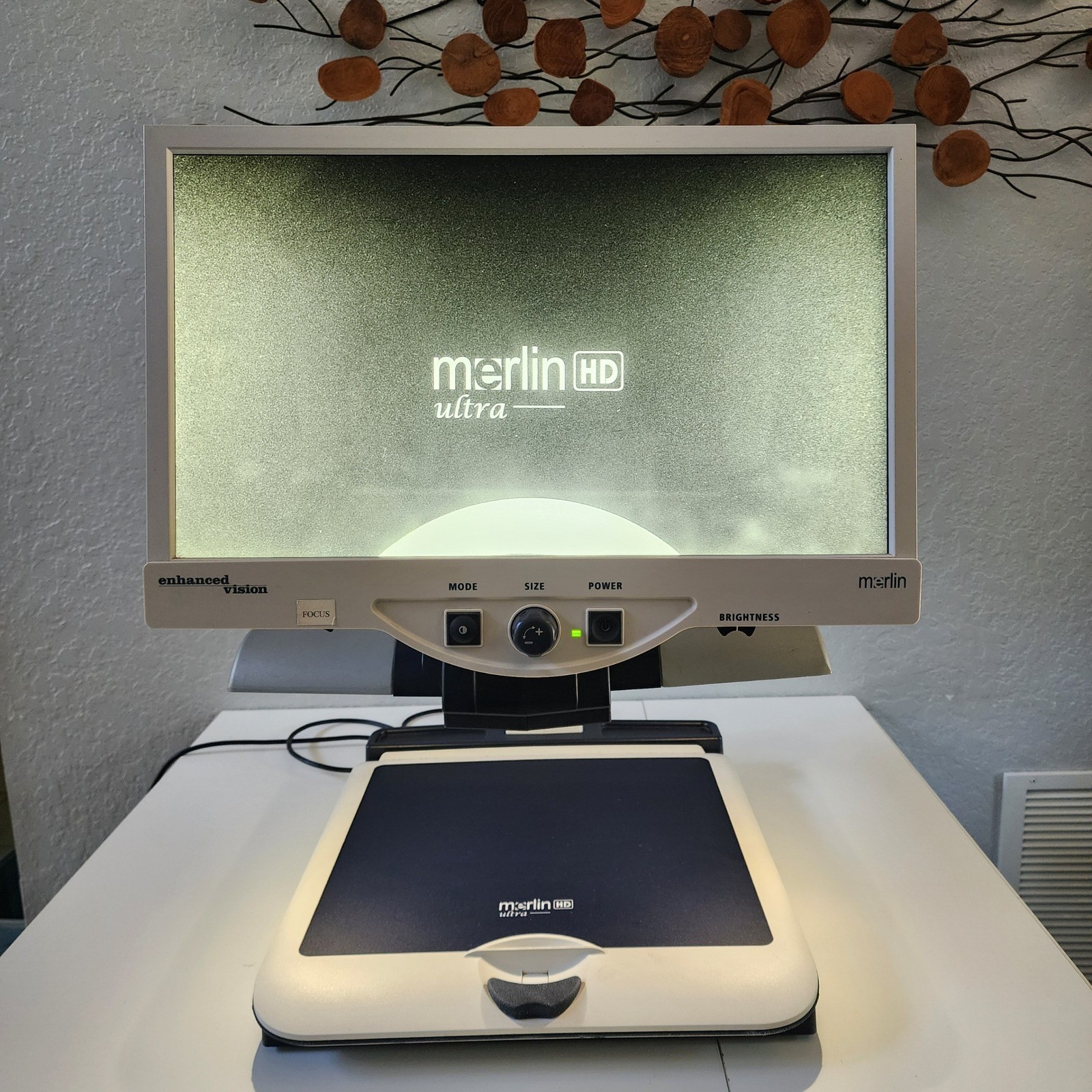 Enhanced Vision Merlin HD Ultra Desktop Video Magnifier MR2UE22A ViewSonic 22in