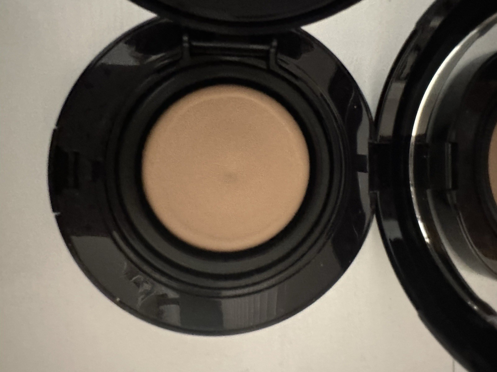 Estée Lauder Perfectionist Serum Compact Makeup – 2C3 Fresco – NIB Discontinued