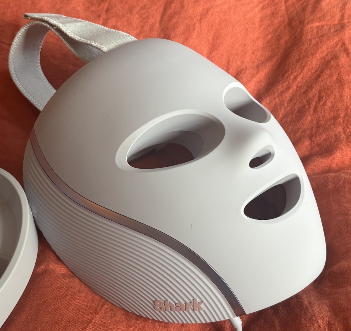 Shark CryoGlow Under-Eye Cooling + LED Anti-Aging Red Light & Skin Clearing Mask