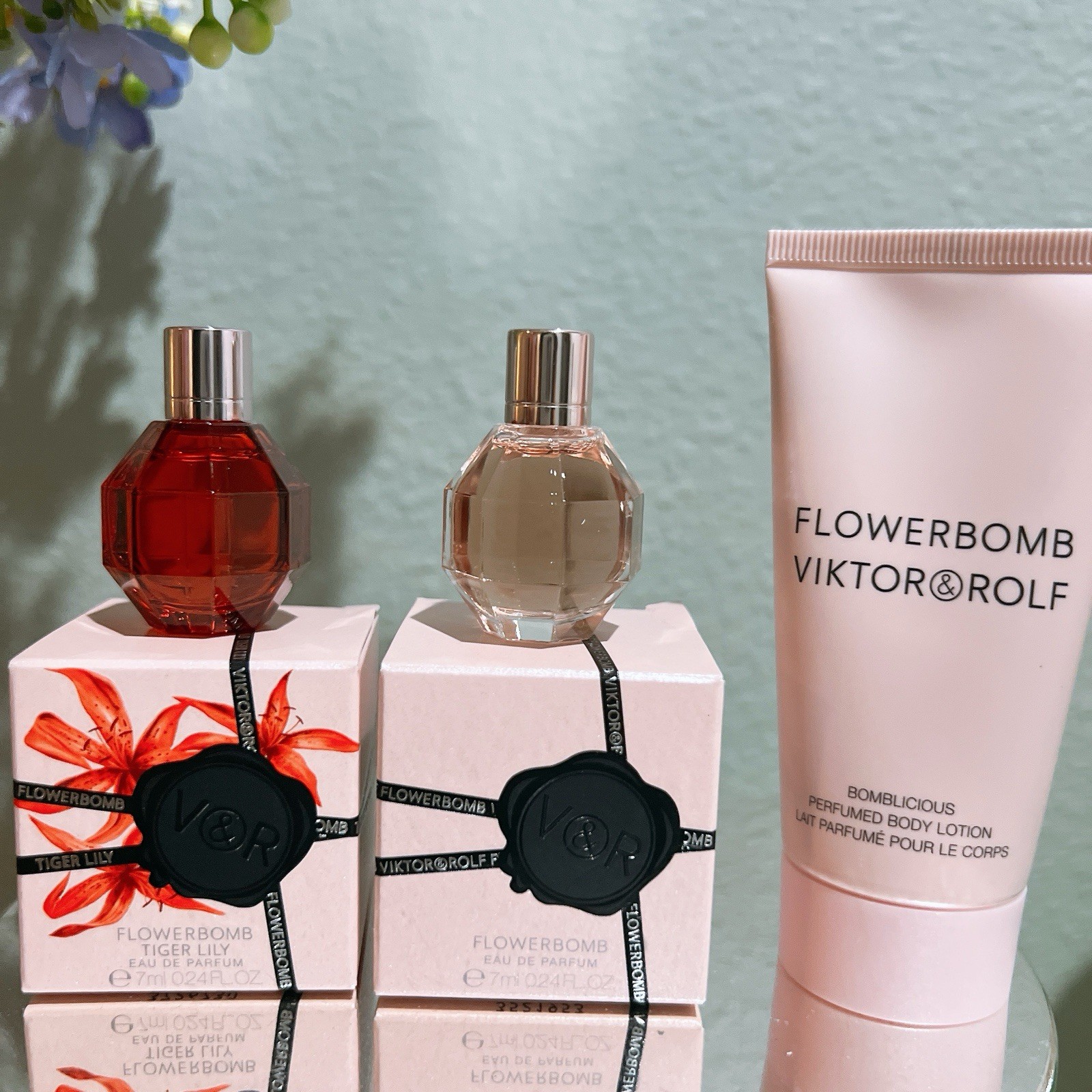 Viktor & Rolf Flowerbomb Body Lotion + 2 Travel Size Mini Eau de Parfum Giftset