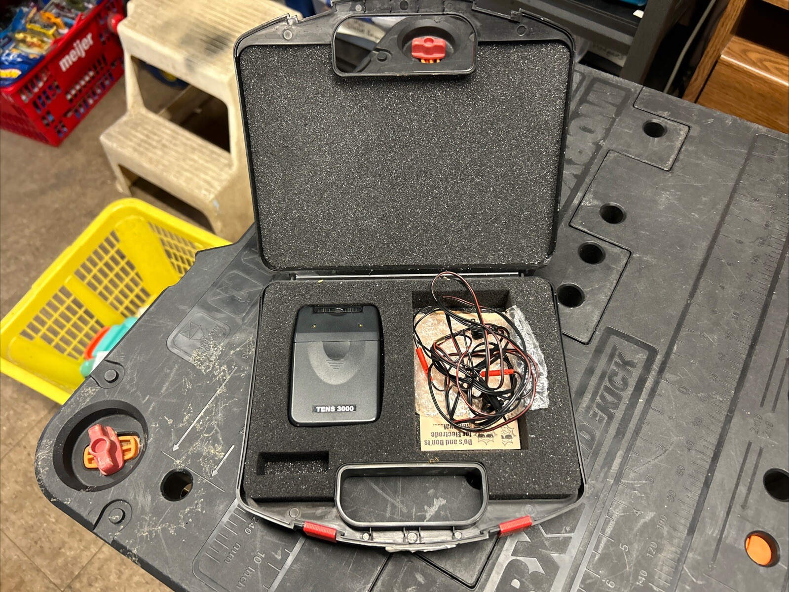 TENS 3000 PAIN RELIEF ANALOG MAIN UNIT W/ CASE & LEADS