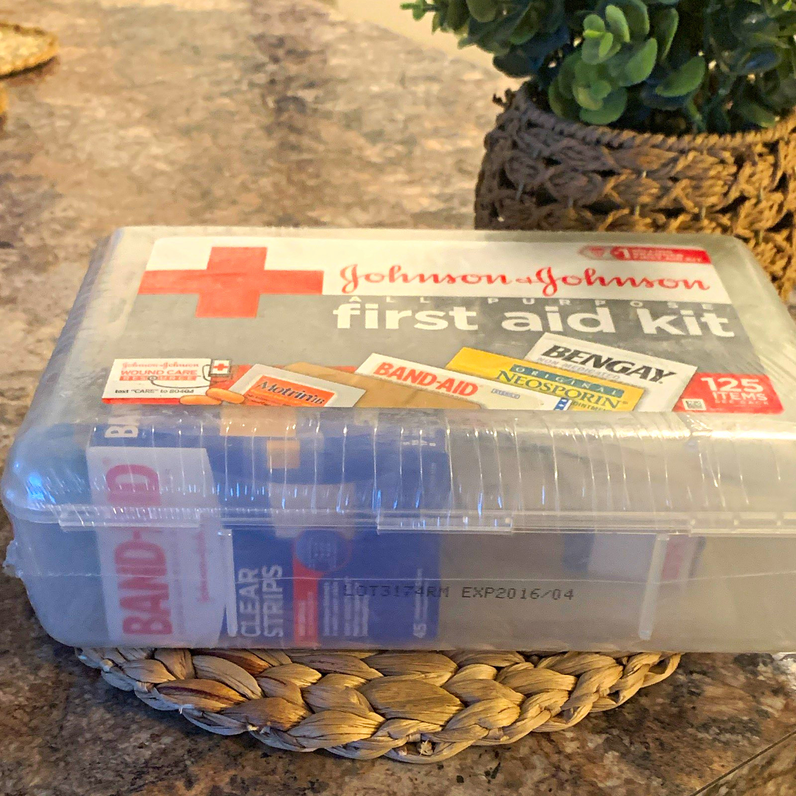 Johnson & Johnson All Purpose First Aid Kit 125pc Clear Case w/ Bandages
