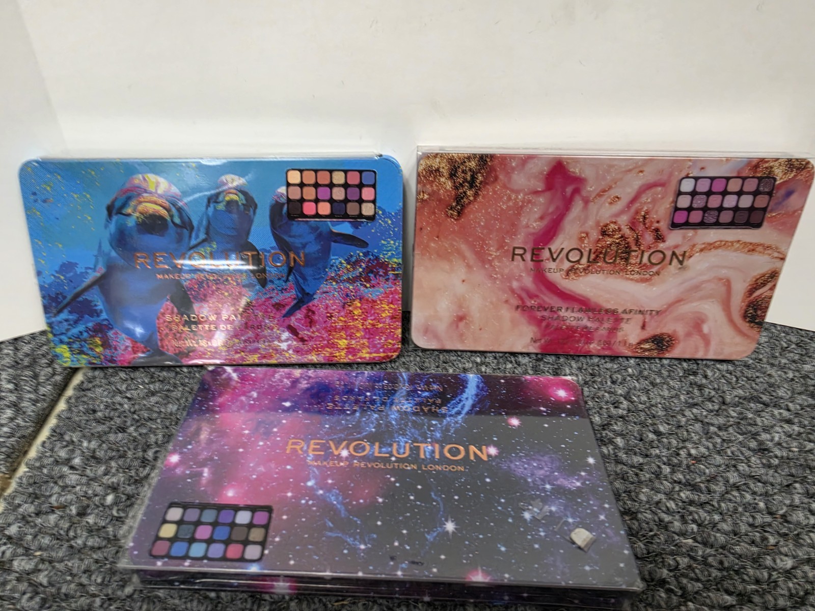 100 Makeup Revolution Forever Flawless 30 Dolphin/30 Constallation/40 Afinity
