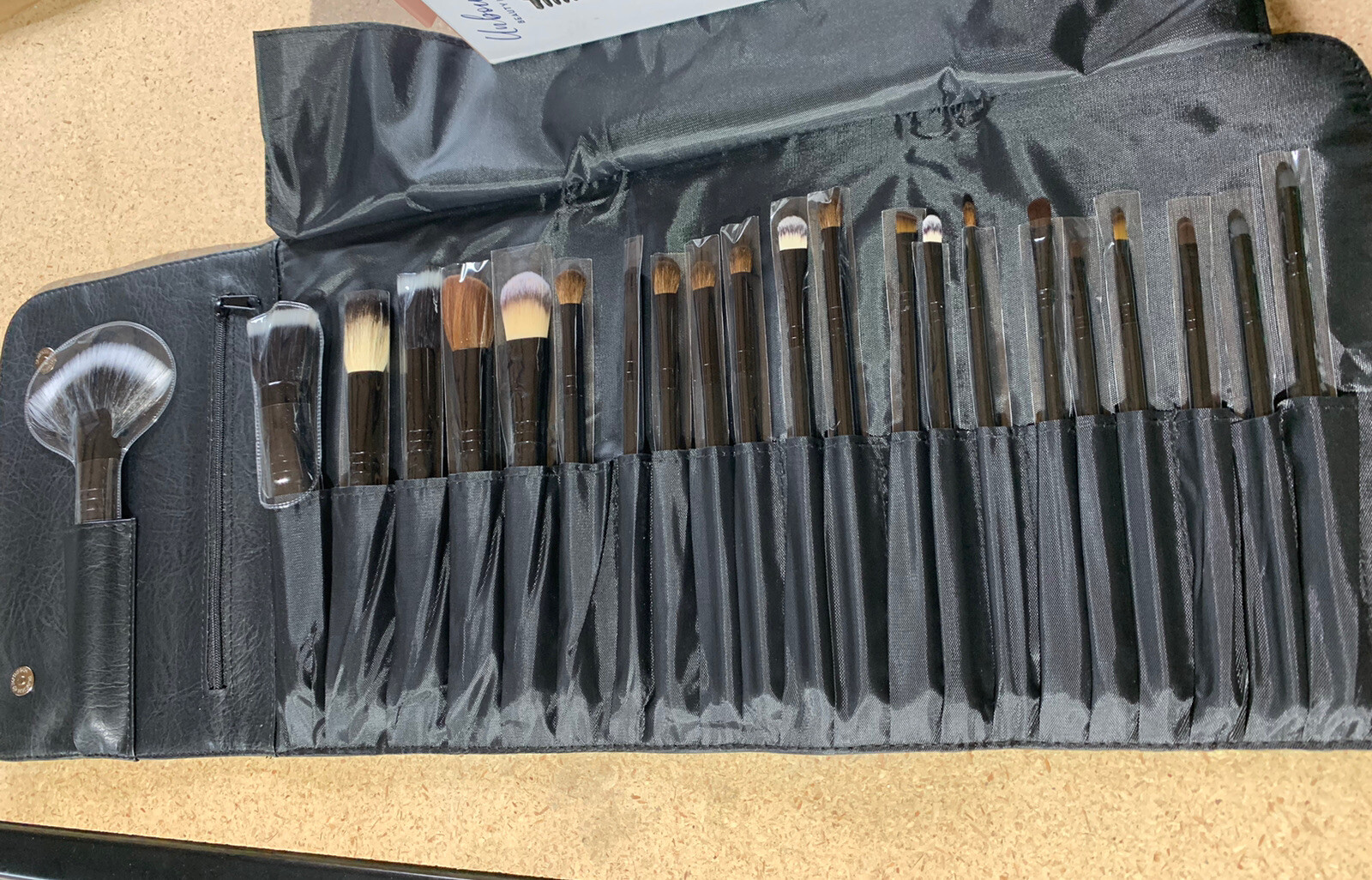 22 Piece Cosmetic Makeup Brush Set With Storage
