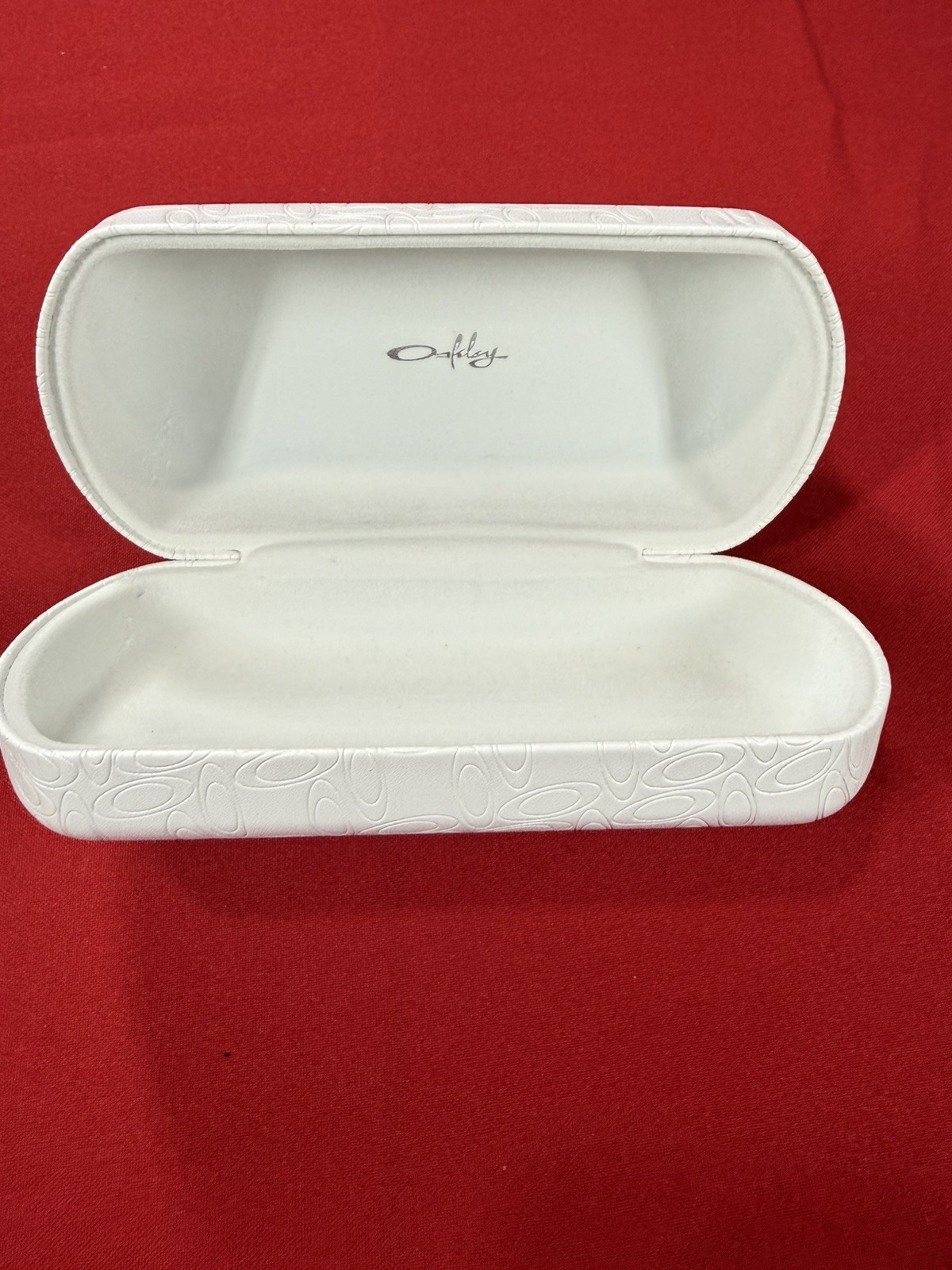 Oakley Sunglasses White Clam Shell Logo Hard Case 6.5×2 Inches.