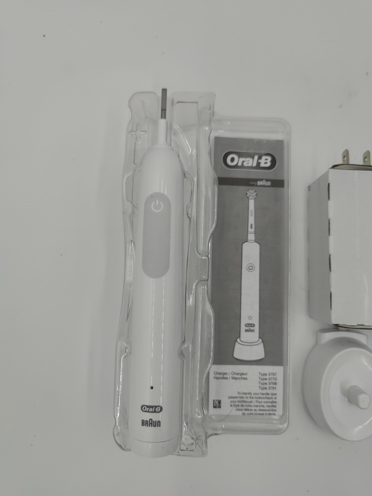 Oral-B Pro 1000 Rechargeable Electric Toothbrush White *Damaged Box*