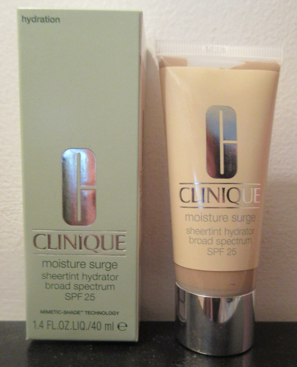 Clinique Moisture Surge Sheertint Hydrator SPF 25 Universal Light Medium 1.4 oz
