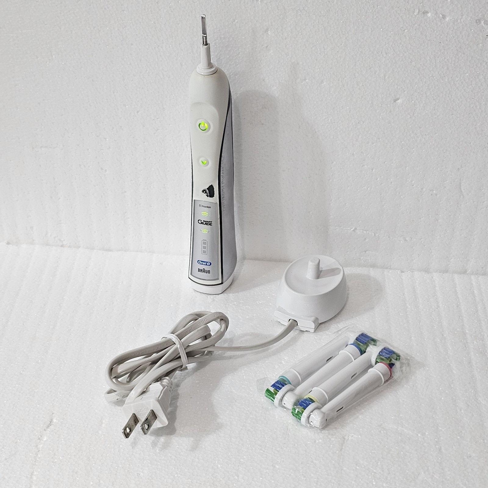 Braun Oral-B Triumph Professional Care 3762 Toothbrush (USED) +Charger +4 Heads