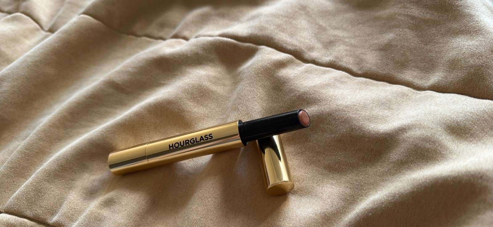 Hourglass Phantom Volumizing Glossy Balm in the shade Wander (75)