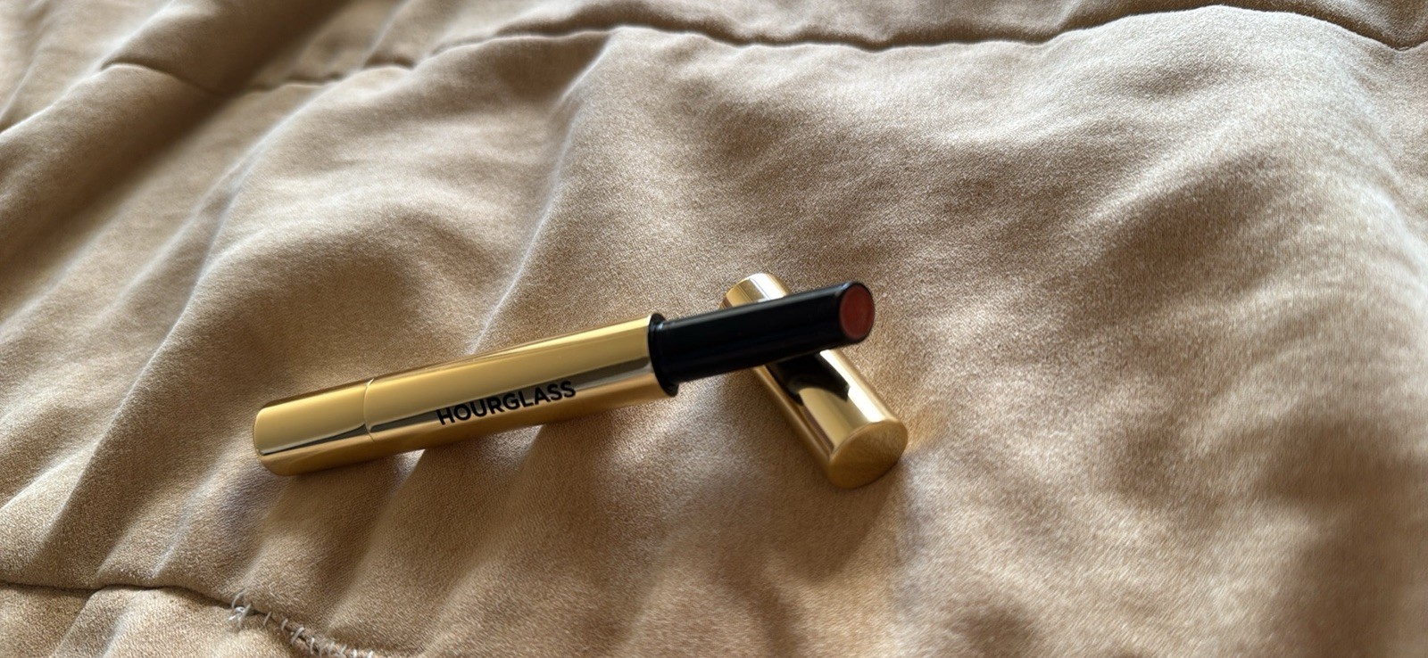 Hourglass Phantom Volumizing Glossy Balm in the shade Mystic (150)