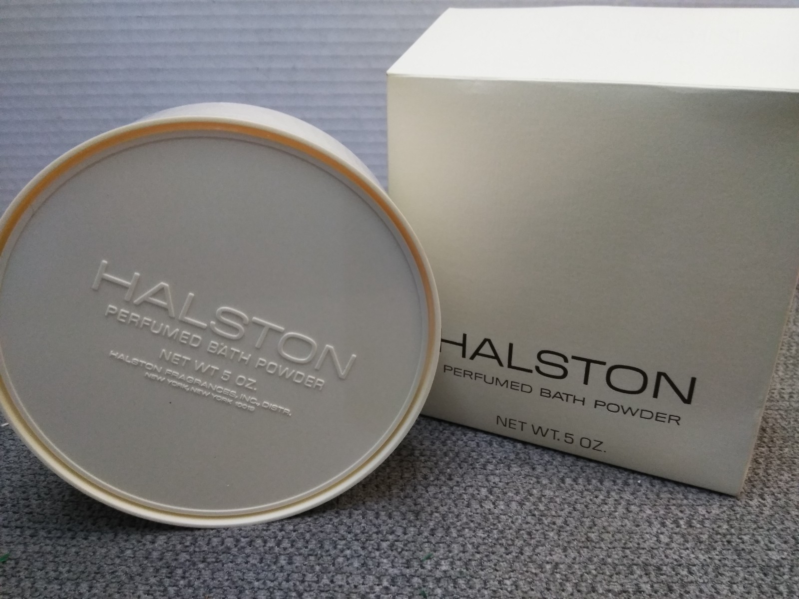 VTG Halston Perfumed Bath Powder 5.oz W/DUSTER & BOX ( NO BARCODE) NEW OLD STOCK