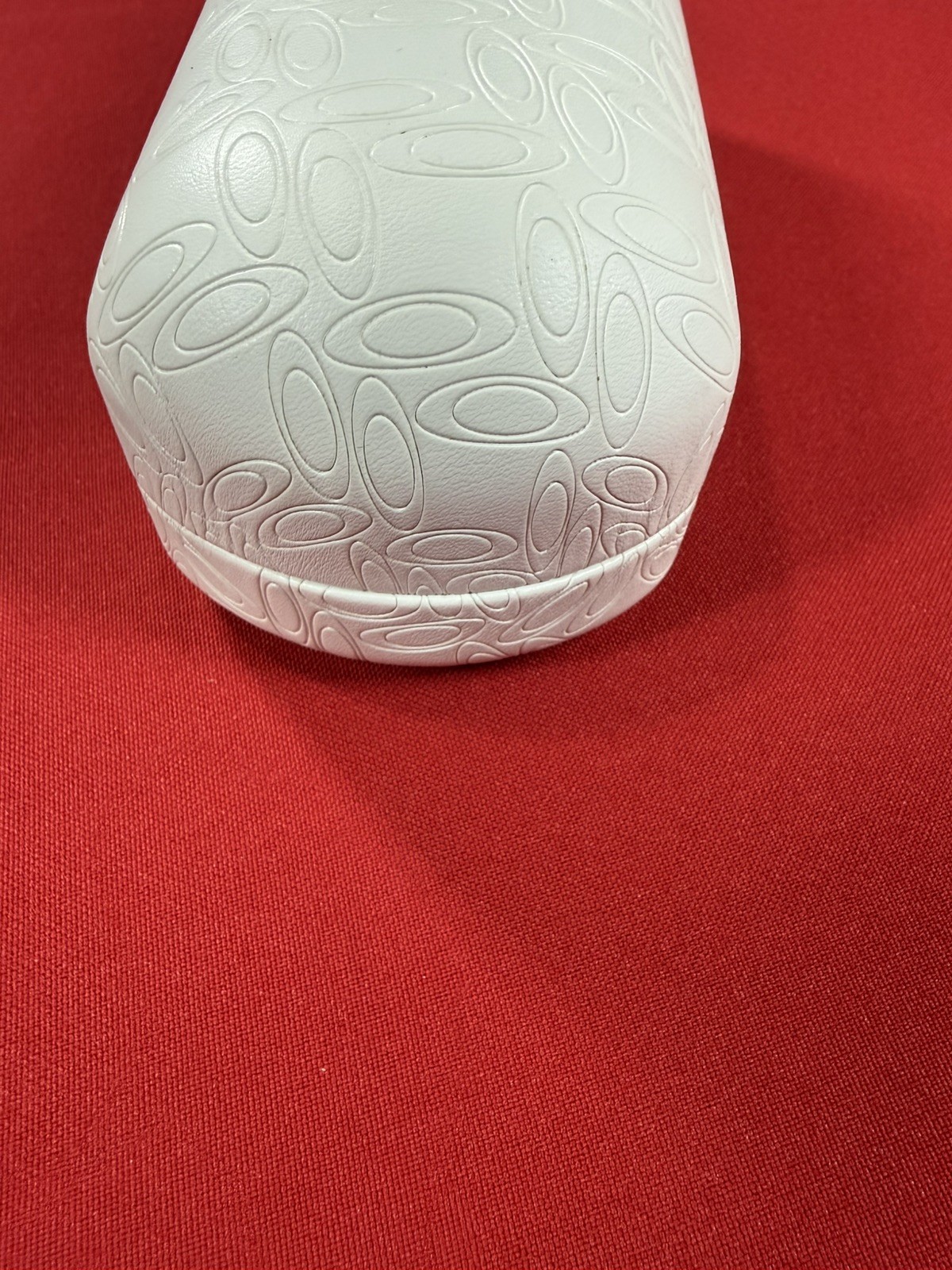 Oakley Sunglasses White Clam Shell Logo Hard Case 6.5×2 Inches.