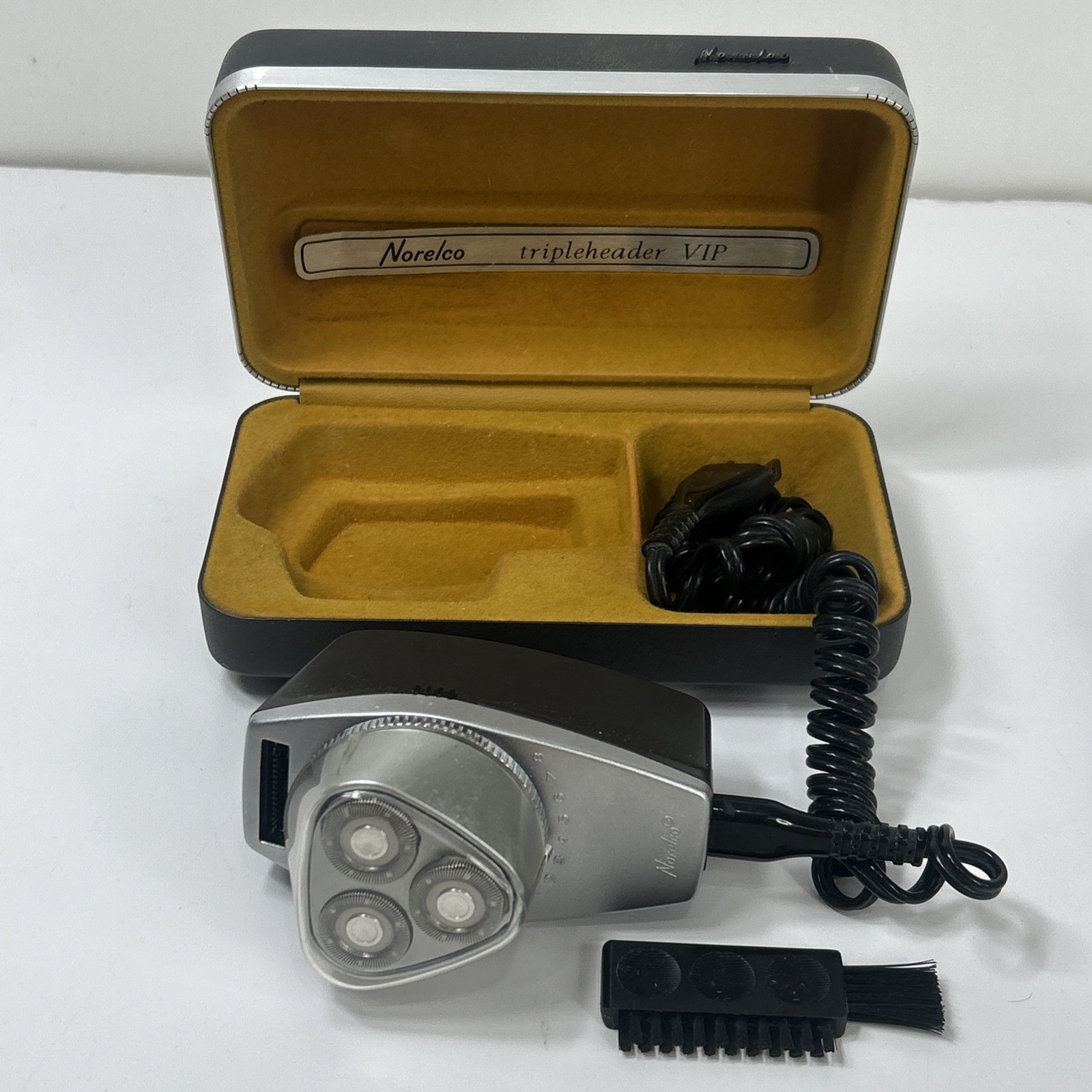 Vtg Norelco Tripleheader VIP Electric Razor Shaver Corded With Case Works